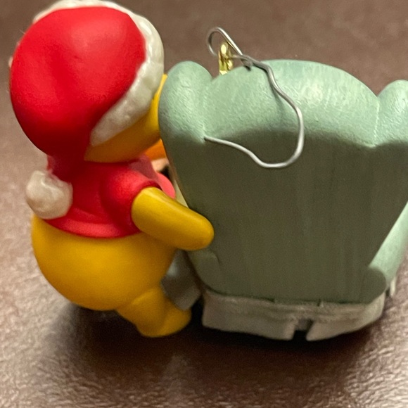 Hallmark Winnie the Pooh collection. - Picture 7 of 8